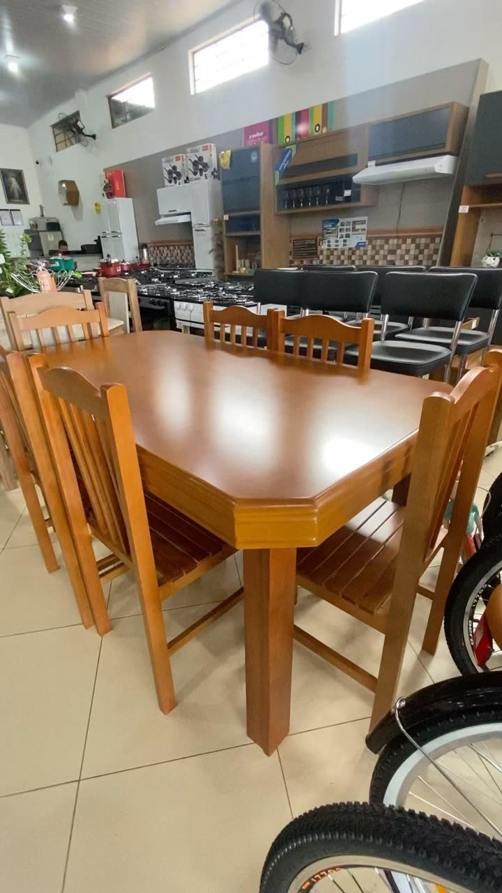 Showroom da Móveis Pires com mesas e móveis de madeira