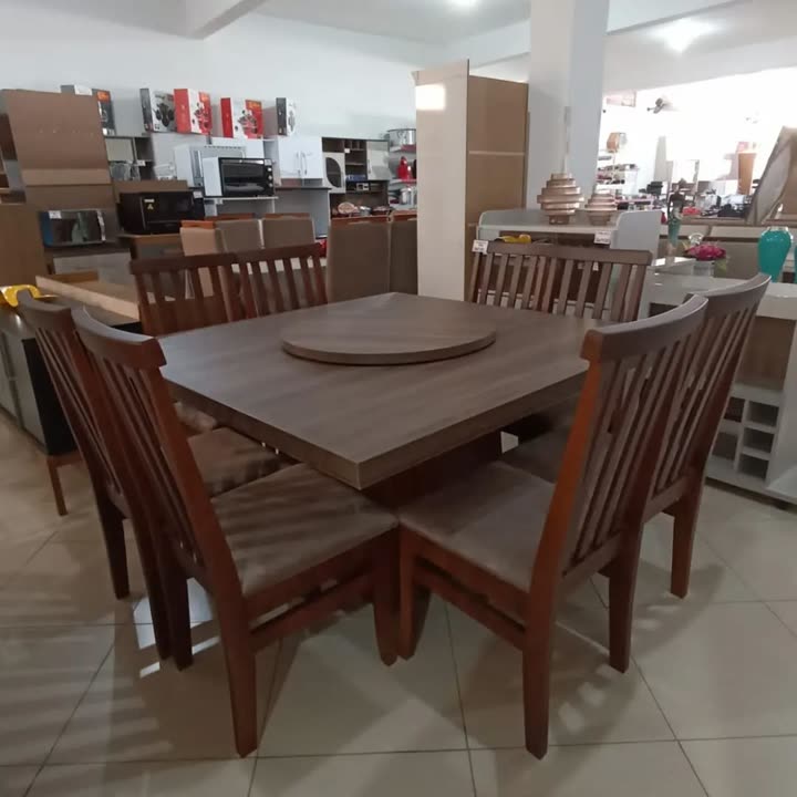 Jogos de mesa de jantar de madeira expostos na Móveis Pires